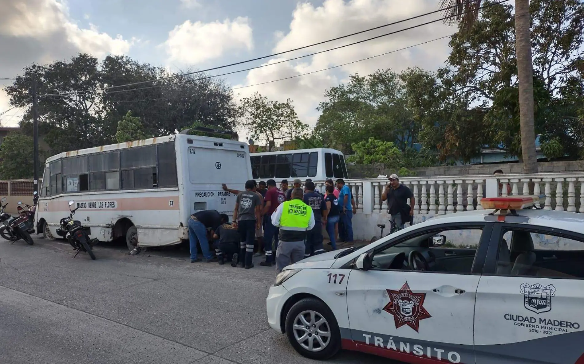 Motociclista se estrella contra microbús